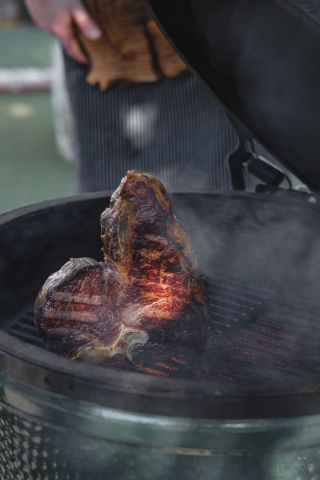 Dnes vám poradíme, co z našeho e-shopu rozhodně nevynechat na gril: 🥩 Vysoký roštěnec – šťavnatý steak plný chuti 🍖...