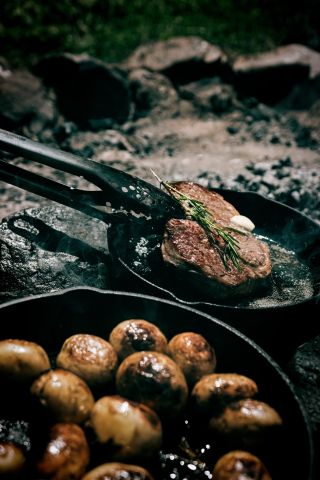 🥩Když je maso kvalitní, nepotřebuje zbytečné omáčky. Stačí sůl, dobrý pepř, čerstvá bylinka a správná teplota. #masoklouda...