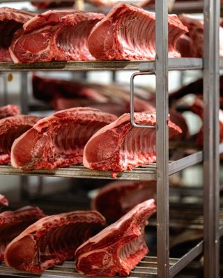 🥩 Vyzrálé hovězí maso zná každý… ale co vyzrálé vepřové? 🐖 Celé vepřové hřbety necháváme zrát pouze suchým způsobem. Stačí...