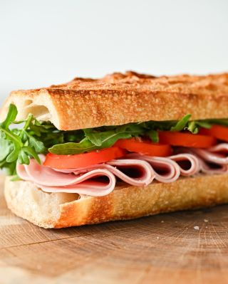 🥩 Růžová barva šunky – chemie, nebo poctivé řemeslo? Když má šunka krásně růžový řez, většinou za tím stojí dusitan sodný...