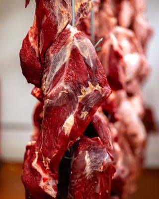 Chcete guláš a přemýšlíte, jaké maso vybrat? Nejčastěji se používá hovězí kližka – obsahuje kolagen, který se při dlouhém...