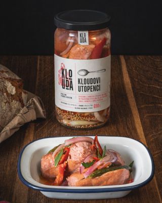 Hovězí špekáček naložený v pikantním, kyselém nálevu, proložený cibulí, kyselou okurkou a chilli 🌶️. Klasika, která prostě...