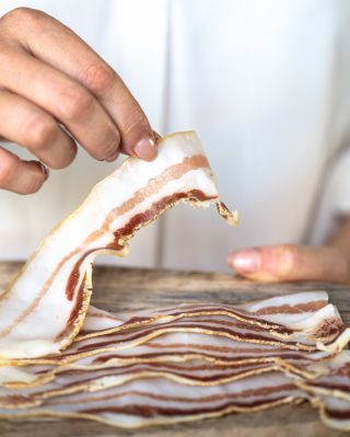 🎄 Co dalšího se hodí na sváteční stůl? Sušený vepřový bok v tenkých plátcích je sázka na jistotu, když chceš jednoduché,...