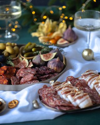 🎄 Když chceš na sváteční stůl něco opravdu výjimečného. Salám s vlašskými ořechy – jemně fermentovaný, ideální k sýrům,...